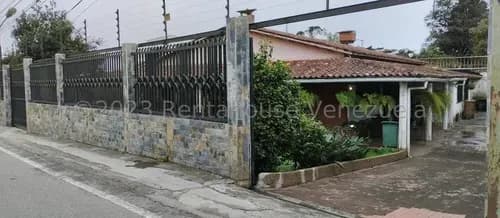 Casa Grande En Venta. El Junquito Km 23 Cd 23-32976 Lla