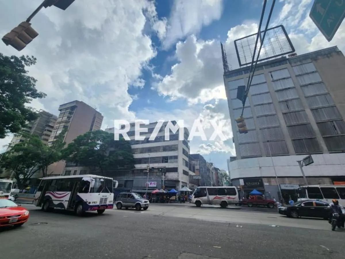 SE VENDE LOCAL COMERCIAL EN LA AVENIDA FUERZAS ARMADAS