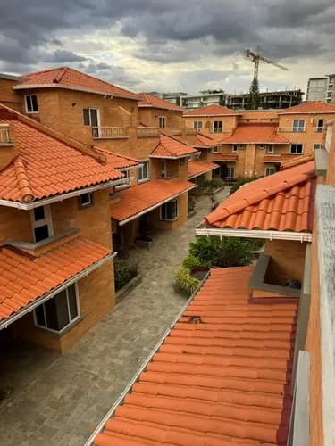 Townhouse En Alquiler En Terrazas De Guataparo Disponible A Febrero 2026 (ch)
