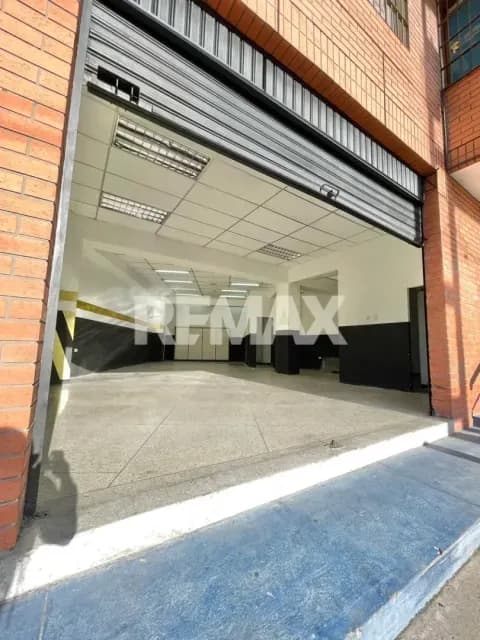 En alquiler Local comercial – Av. Lucio Oquendo
