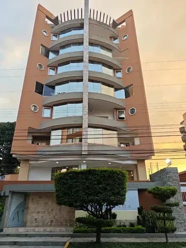 Vende Exclusivo Y Amplio Penthouse De 3 Niveles Ubicado En La Urb La Arboleda Res. Alborada Suites 015js