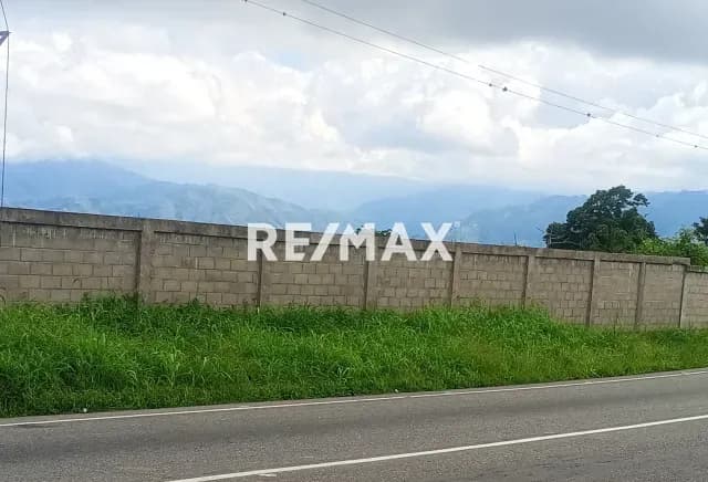 Súper espacio terreno con una superficie de 5000 mts cercados cuenta con 2 galpones cada uno con mucho potencia