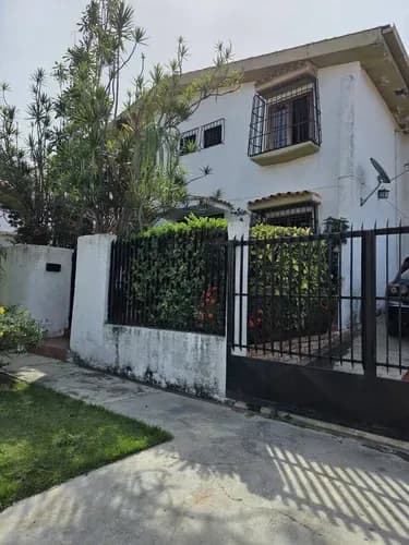 C-701. Alexora Vende Casa Residencial 2 Niveles Ubicada En Calle Cerrada, En La Urb. Trigal Norte. (5,4,3)