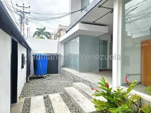 Rentahouse Lara Alquila Local/oficina Estilo Industrial En La Urb. Del Este; Con Divisiones, Fachada De Cristal, Luz 110-220v Y Seguridad. ¡ideal Para Consultorio O Administración!