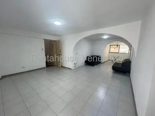 Amplio Apto De 95m2 En Chacao. Excelente Ubicación. 2hab + Servicio, 2baños, Cocina, Lavandero Y Espacio Al Aire Libre. Puesto Techado Y Maletero. ¡inversión Top!
