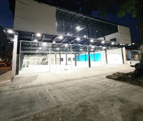 En Alquiler Local 1350 De Dos Niveles A Estrenar 12 Puestos De Estacionamiento Excelente Ubicación Privilegiada Sólo Clientes