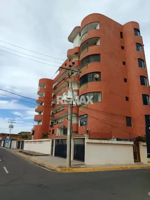 EN VENTA APARTAMENTO EN PLENO CASCO CENTRA DE TUCACAS, CON BALCON EN EL CONJUNTO PUERTA DORADA