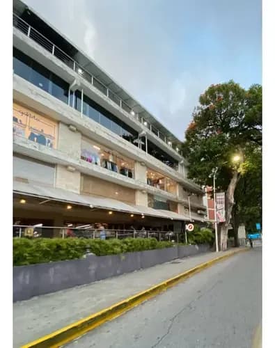 Local En Alquiler 120 M2- Urb. Altamira