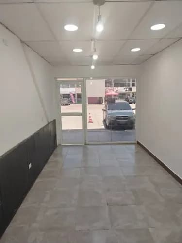 Veracasa Inmobiliaria Alquila Local En C.c Paraparal Los Guayos Ar-1