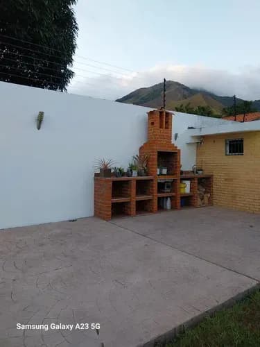 Espectacular Casa De Un Solo Nivel Con Amplio Terreno, Pozo De Manantial Y Planta Total Urbanización La Entrada, Municipio Naguanagua
