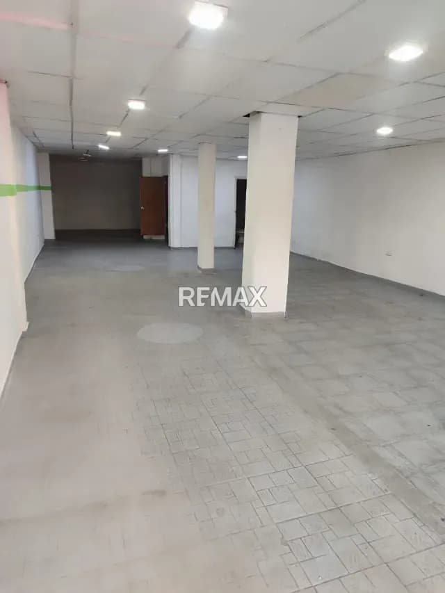 Se renta local comercial en excelente ubicación.