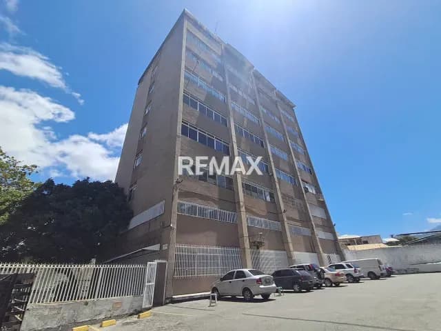 Alquilo oficina excelente distribución con área de carga y ubicación privilegiada Boleita Sur