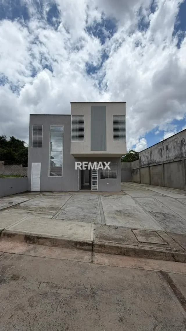 Venta Quinta Moderna Sector la Castellana urbanización Las Trinitarias