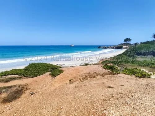 Terreno Frente A Una Playa Muy Cercana A Playa El Agua, Muy Cercana A Una Excelente Urb. Con Acceso Directo A Esta Misma Playa, Su Ubicaciónes Un Privilegios Para Desarrollar Un Proyecto Turístico.mas
