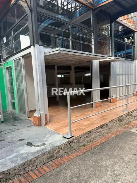 EN ALQUILER En pleno corazón de Barrio Obrero CC las cumbres Local de 100 Mts2