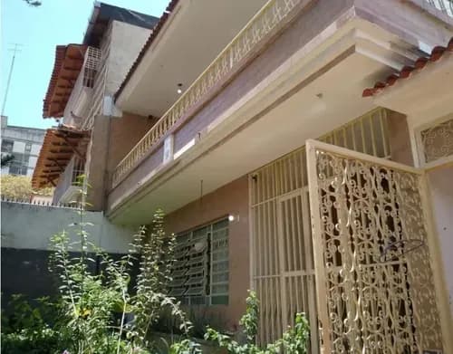 En Venta Casa Potencial De Dos Niveles En La California Zp