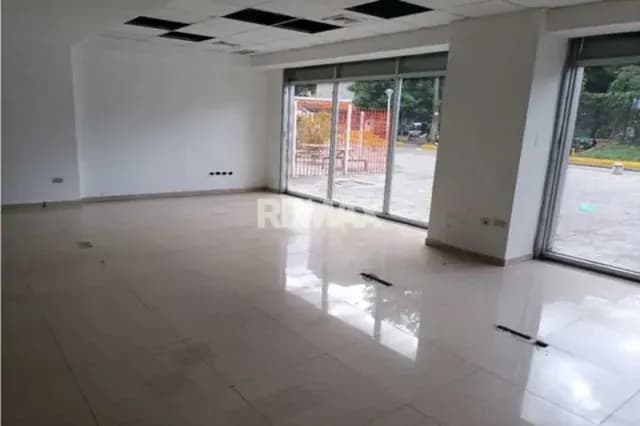 Se Alquila Local 140 m2 PB Centro Comercial en Los Chaguaramos