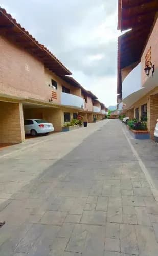 Yn(wilmorte) En Venta Townhouse House En Renasidencias Alto Saman, Callejón Mañongo, Naguanagua Carabobo 180m2 3 Amplias Habitaciones Con Clóset Y La Ppal Con Baño Y Vestier. 2 Baños Y Medio De Vis