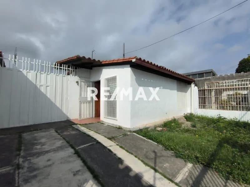 En venta, casa original en la urbanización Almarriera.