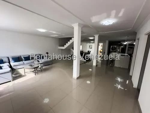Casa Remodelada En Venta En Macaracuay #26-19062