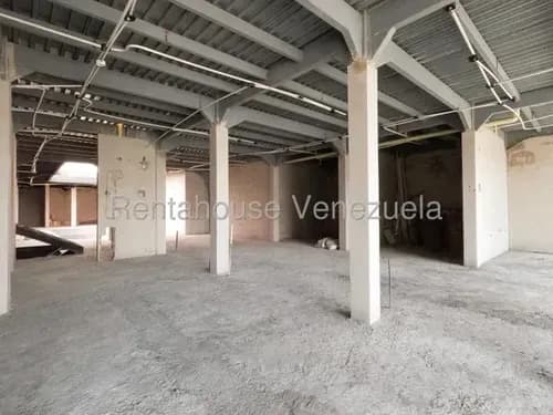 Daniela Linarez Vende Centro Comercial De 450 M2, 2 Niveles, Terraza, 28 Locales Comerciales, Baños Públicos En Pb Y 1er Piso, Tanque Subterráneo 60 Mil L, Centro De Barquisimeto