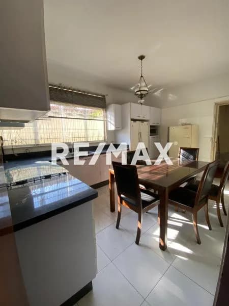 En Venta Casa de 2 plantas. Ubicada en la Carrera 28 con Calle 15. Zona comercial.