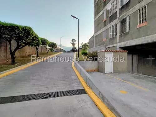 Venta Funcional Apartamento Ubicado Estratégicamente En La Av. Intercomunal De Cabudare,lara Rahve