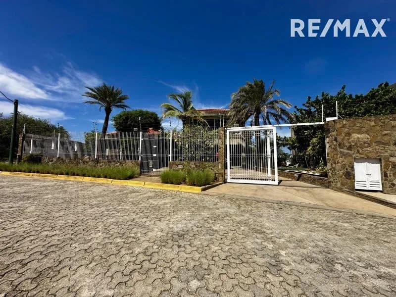 AMPLIA, LUMINOSA Y MODERNA CASA CON PISCINA , EN URBANIZACIÓN CASAS DEL SOL!