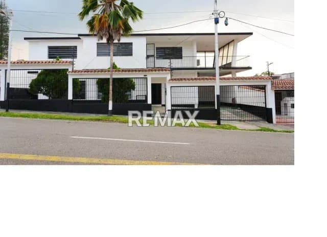 EN VENTA Con gran Potencial , Casa doble propósito En la Urb Mérida