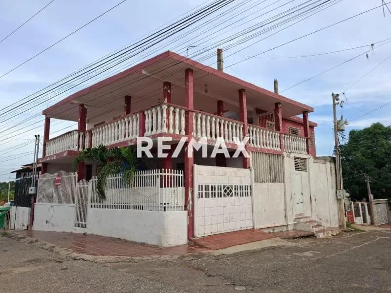 CASA QUINTA DE DOS PLANTAS CON BALCON EN SECTOR 1RO DE MAYO MARACAIBO