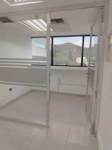 Oficina En Cc La Viña Plaza Antigua Torre Movistar) La Viña. 8-10 Puestos De Trabajo 2 Baños 1 Oficina Con Baño) Aire Acondicionado Integral 02 Puestos De Estacionamiento Excelente Vista Panorámica