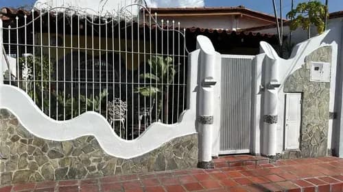 Se Vende Comoda Casa En Urb. Los Astros De 198mts2, Con Anexo. Papeles En Regla. Listo Para Firmar. 005jsc