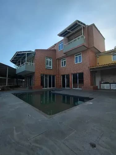 Casa De 6 Hab 7 Baños 7 Puestos Piscina Tanque 40.000 Lts