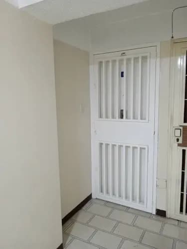 Alquiler De Apartamento (contrato Persona Juridica) En L Candelaria, Ubicado Cerca Al Sambil, Piso Bajo. Kh9 Cliente Directo