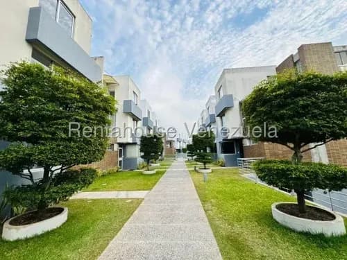 Jesus Teran Vende Hermosa, Moderna, Confortable Casa De Multiples Niveles Conectada A Planta Electrica, En Conjunto Con Piscina, Vigilancia En Este De Bqto. 26-16099