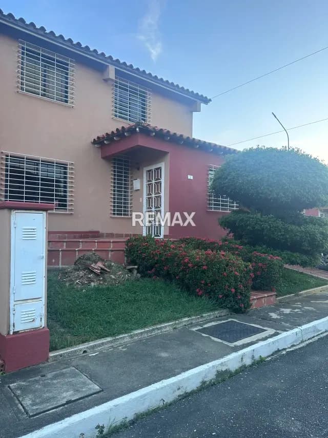 Townhouse en Alquiler urb Caña Dulce