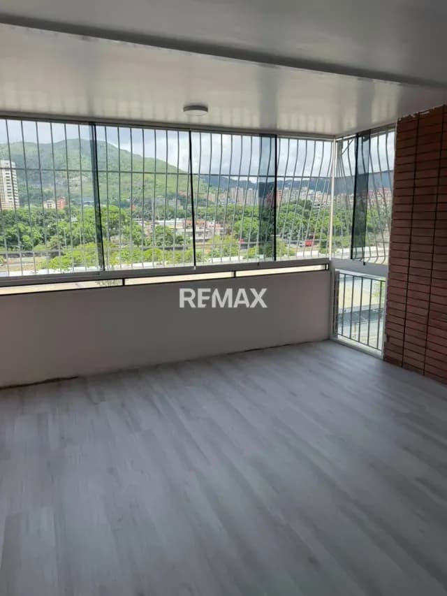Hermoso Apartamento Remodelado en la Paz