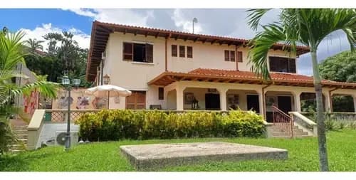 Venta De Casa En Valle Arriba (900m2/ 5h+4s/ 5b+3s/ 10e)