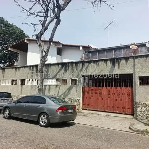 Amplia Y Cómoda Quinta En Venta Ubicada En Zona Estratégica De Montalbán. Hace Esquina A Una Cuadra Del Cc Uslar Tiene Zonificacion R5, Mls #26-15212