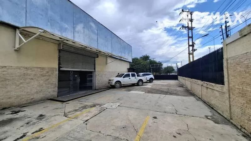 Venta de Galpón Comercial en Esquina Av Industrial
