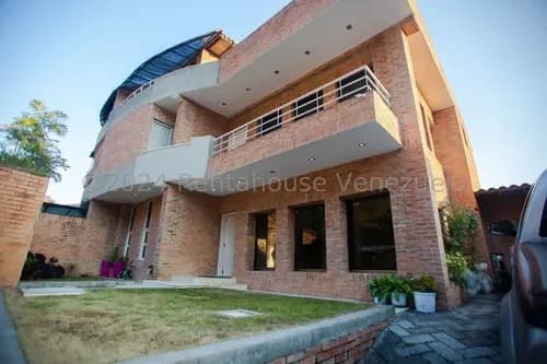 María Pastrán Te Presenta Esta Exclusiva Casa En Venta En Alto Hatillo Mls# 26-14141 Yf
