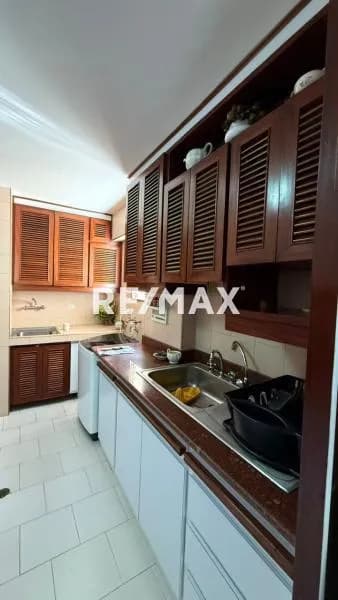 En Venta amplio y hermoso apartamento totalmente amueblado ubicado en Av Medina Angarita calle principal del sector Carmona