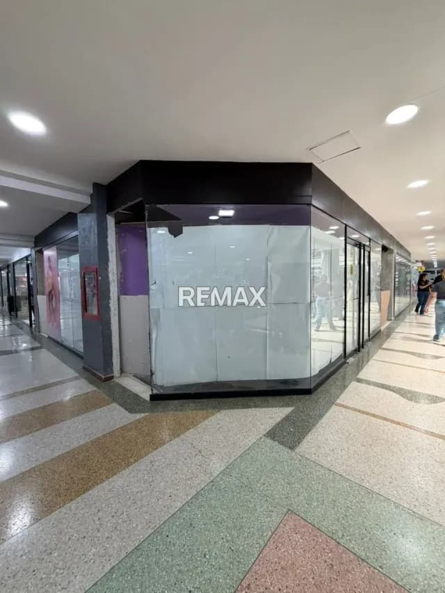 En Alquiler Local Comercial en el Centro Comercial Galería Plaza, en plena Avenida Bolívar