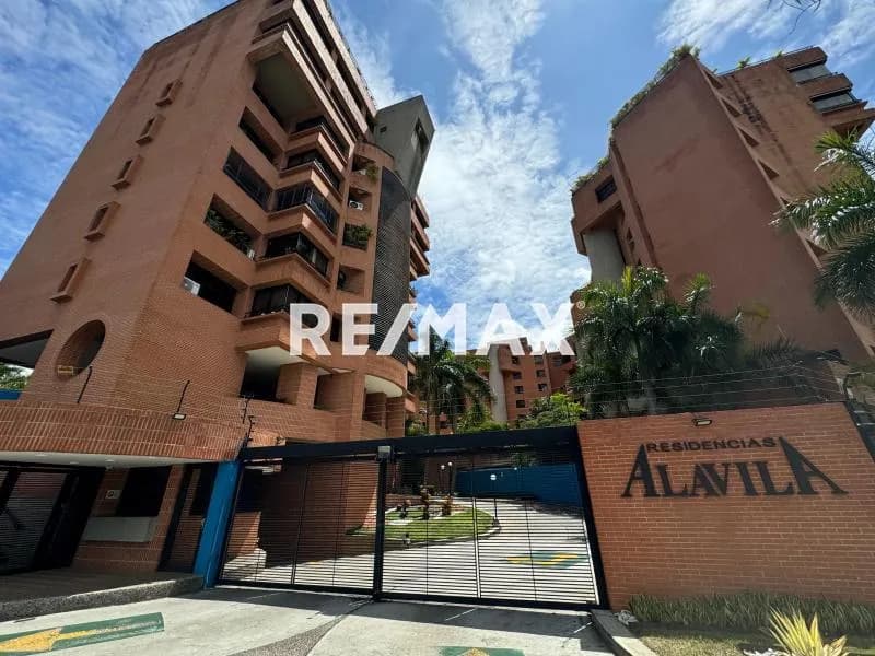 Amplio PH de tres niveles con Terraza