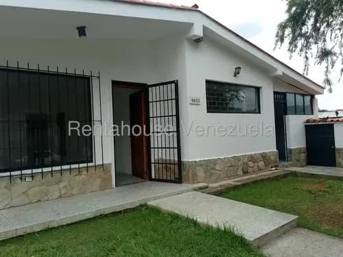 Hermosa Casa De Un Solo Nivel ,amplia Con Hermoso Patio ,cocina Empotrada . Cuenta Con 3 Amplias Habitaciones Y Una De Servicio ,3 Baños Completos ,tanque Subterraneo ,estacionamiento Comodo