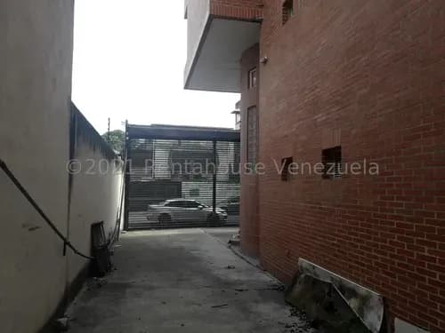 Yb Se Ofrece En Venta Edificio Comercial En Los Chaguaramos #26-20232