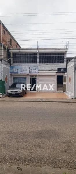 Ofrece en Venta Local Comercial. Ubicado en la calle Azcue diagonal a la Plaza Piar.