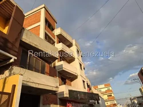 En Venta Edificio Mixto, Con Locales Y Apartamentos En Centro De Barquisimeto, Héctor Malavé, Cód. 26-12829, Diseñado Para Maximizar La Rentabilidad Y El Confort.