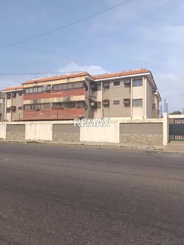 ALQUILA APARTAMENTO EN EDIF. CANTA CLARO