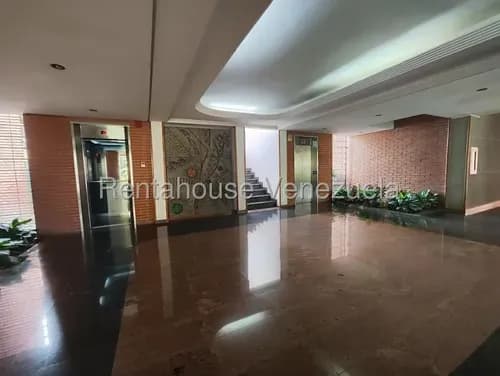 Exclusivo Y Amplio Apartamento Amoblado En Alquiler En El Corazón De Campo Alegre. 26-13188